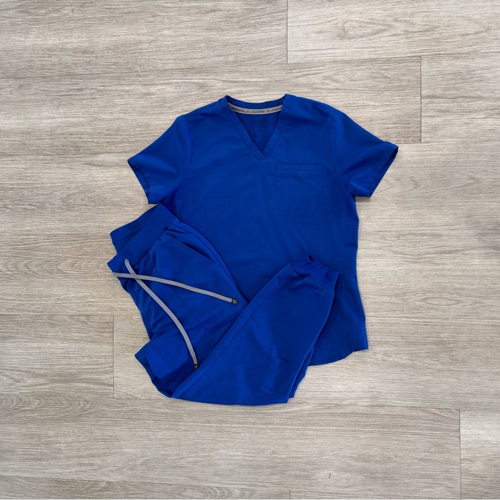 Fabletics scrub set